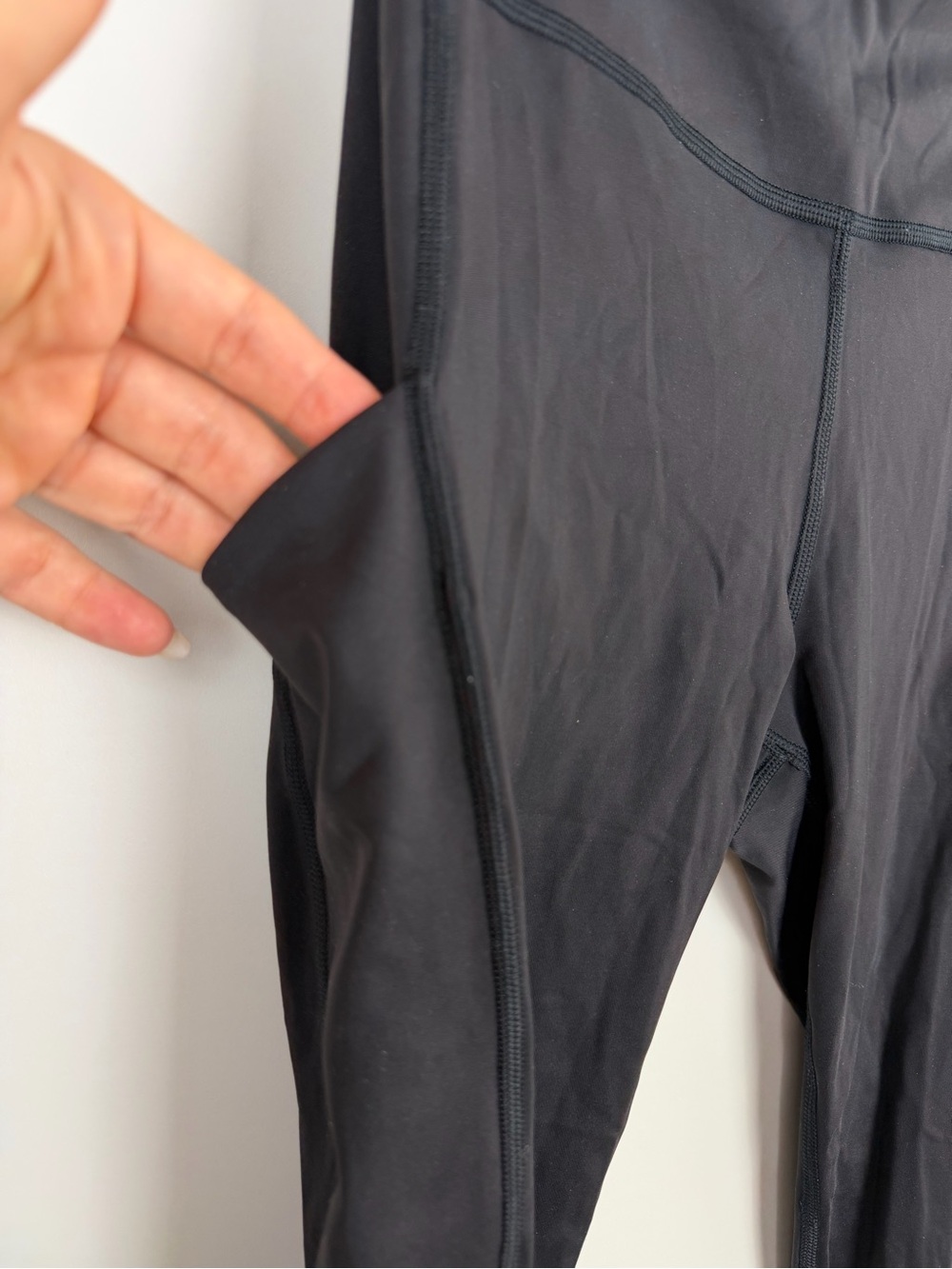 Athleta Ultimate Stash Pocket Capri Leggings in Black Size Small - Picture 5 of 10